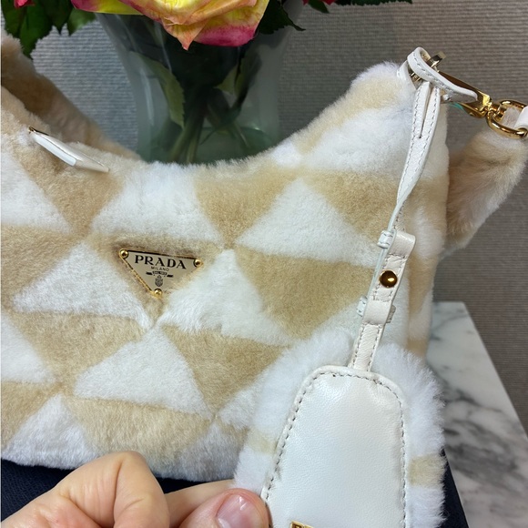 NWT Authentic Prada Re-Edition Beige White Shearling Shoulder Bag - Retail $4000 - Picture 4 of 14